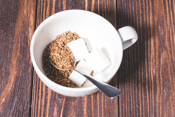 freeze-dried coffee, a Cup of freeze-dried coffee and three pieces of refined sugar at the bottom of the Cup