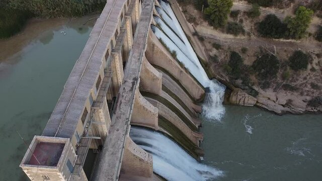 Presa sobre el r&iacute;o Genil y pantano de Cordobilla al sur de Espa&ntilde;a