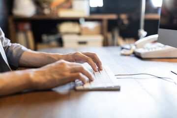 デスクでパソコンを操作する男性