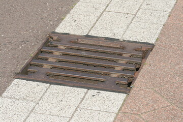 Straßenablauf - Einlaufgitter - Gully - Dole - Senkloch - Gullot = Straßenentwässerung