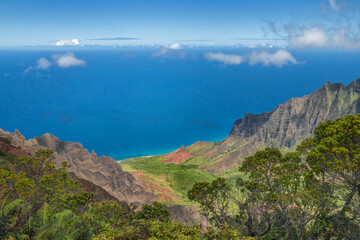 Fototapeta na wymiar Hawaii, Napali Coast with his blue water, blue sky and raw contrast