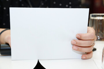 Obraz premium holding white paper