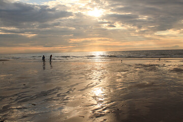 Sommerabend an der Nordsee; Strand bei Ebbe in Scheveningen