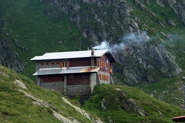 Cabaña del refugio situado junto al lago Balea en Rumanía. Cabaña ubicada junto a la famosa...