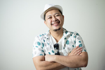 Studio shot of happy tourist man smiling while wearing hat and sunglasses
In a white background.
Holiday traveler concept
