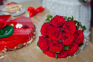 Red round cake. Red flowers on the cake. Red rose on the cake . Red roses wedding bouquet .