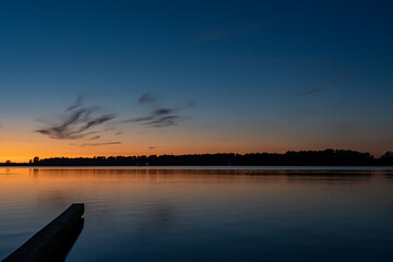 Obraz premium Just after sunset, the sky colors beautifully above lake Zoetermeerse plas with a breakwater in the foreground