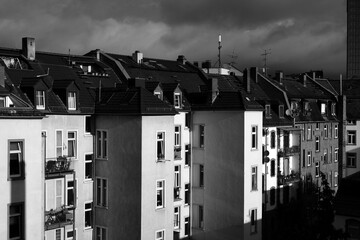 Restaurierte alte Häuserzeile im Sonnenschein mit Wolkenhimmel am Morgen im Nordend von Frankfurt...