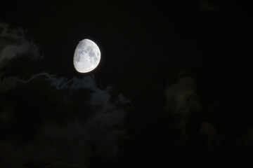 Naklejka na ściany i meble Księżyc za chmurami 