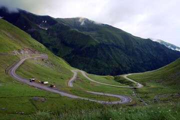 La Transfagarasan o DN7C es la segunda carretera pavimentada más alta de Rumanía. Foto del lado sur de la montaña, en el valle del río Arges. Carretera localizada en las montañas Cárpatos de Rumanía.