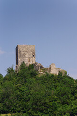 Fototapeta na wymiar castillo de Puivert, siglo XIV, castillo cátaro ubicado en el pueblo de Puivert, en el departamento del Aude, Languedoc-Roussillon, pirineos orientales,Francia, europa