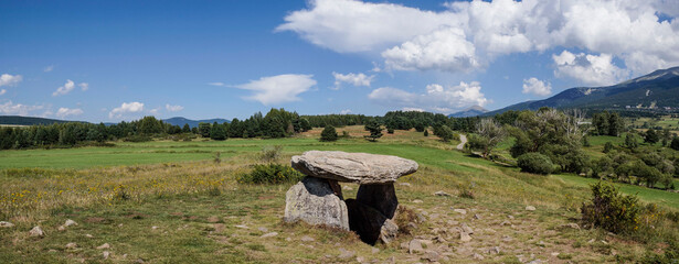 dolmen de La Borda, también llamadosPasquerets, Eyne ,departamento francés de Pirineos Orientales,  Capcir, Francia © Tolo