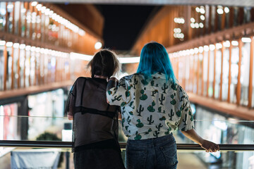 Pareja de chicas jovenes dando un paseo por centro comercial