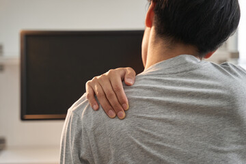 在宅ワークで肩が痛くなる日本人男性ビジネスマン © mapo