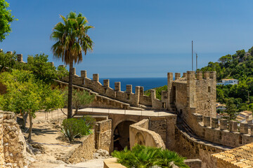 Burgmauer am Mittelmeer
