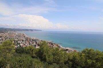 Fototapeta na wymiar Widok włoskiej plaży i miast z górskich szlaków