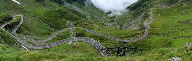La Transfagarasan o DN7C es la segunda carretera pavimentada más alta de Rumanía. Foto de la...