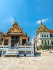 Obraz premium Chakri Maha Prasart Throne Hall, one of the most important and beautiful hall in The Grand Palace in Bangkok, Thailand, under summer blue sky