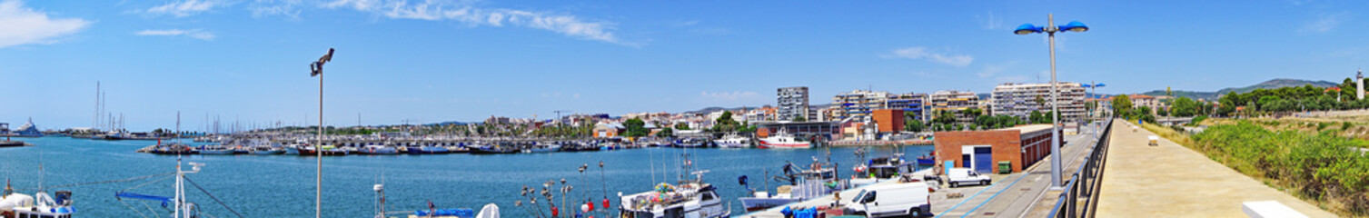 Puerto y faro de Sant Cristofol en Vilanova i la Geltru en Barcelona, Catalunya, España, Europa
