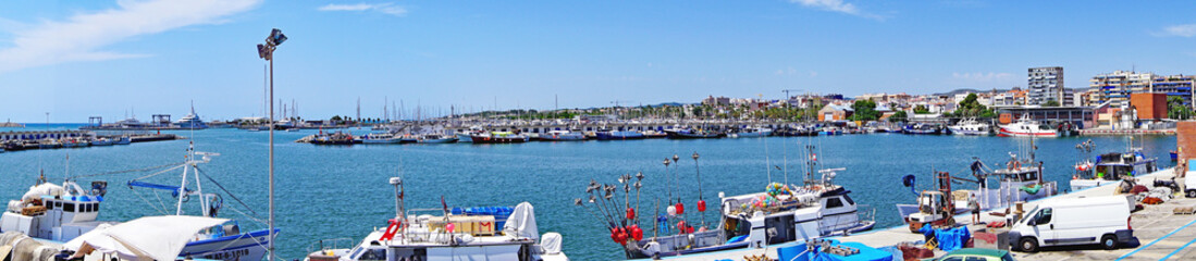 Obraz premium Puerto y faro de Sant Cristofol en Vilanova i la Geltru en Barcelona, Catalunya, España, Europa 