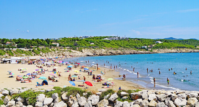 Puerto y faro de Sant Cristofol en Vilanova i la Geltru en Barcelona, Catalunya, Espa&ntilde;a, Europa
