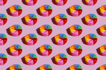 Imagen de balon de playa desinflado con rayas de colores sobre fondo rosa pastel © minerva