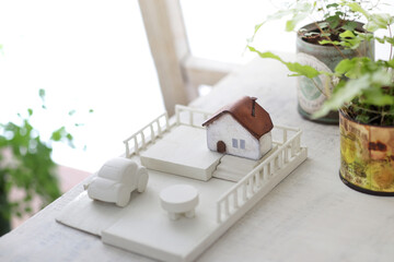 DIYの木の棚とインドアグリーンのイメージ写真