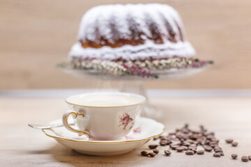 Heißer Kaffee und Kuchen