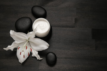 Obraz na płótnie Canvas face cream on background with lily