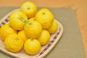 たくさんの柚子　ゆず　柑橘類　くだもの　野菜
