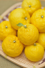 たくさんの柚子　ゆず　柑橘類　くだもの　野菜
