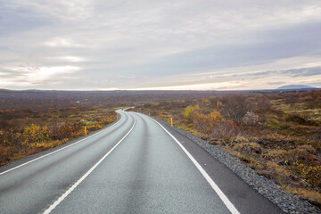 Obraz premium Scenic landscape view of Icelandic road and beautiful areal view of the nature autumntime