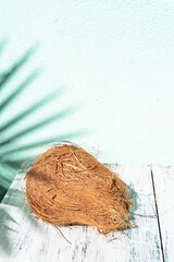 Piękny kokos, owoc orzech tropikalny na jasnym tle.