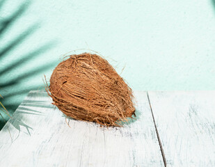 Piękny kokos, owoc orzech tropikalny na jasnym tle.