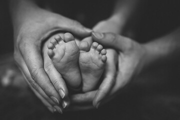 Babyfüsse in Hände
