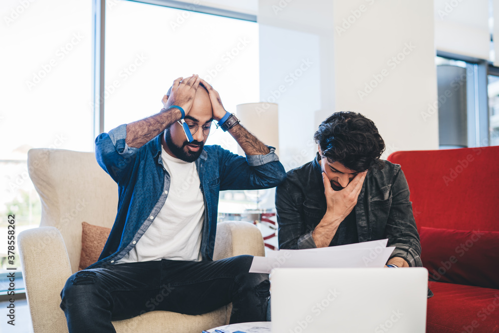 Aufkleber confused entrepreneurs collaborating on report analyzing and checking informative documents during d