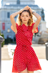 Mujer joven posando con vestido rojo veraniego. Chica joven y bella.