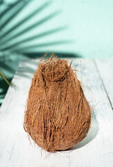 Piękny kokos, owoc orzech tropikalny na jasnym tle.