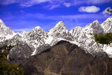 Fototapeta na wymiar Snow Mountains with clear Blue Clouds in india