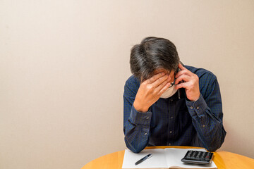 お金に困っている中年男性