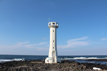등대 바다 해변 섬 제주 제주도lighthouse sea ocean beach island jeju jejuisland 파랑 파란색 하얀 하얀색 하늘 풍경 현무암 경관 blue white sky landscape basalt scenery