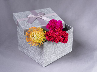 Blumen in einer Geschenkbox
