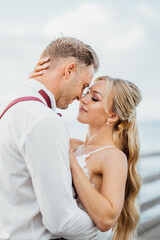 Fototapeta premium couple kissing on the beach