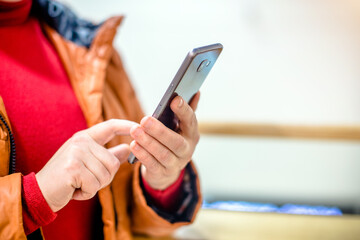 A woman writes in her smartphone at the mall
