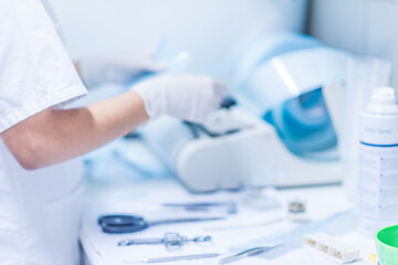 dentista operazione ortodonzista e odontoiatra per impianti dentali, pulizia dei denti