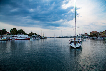 Fototapeta na wymiar Bahía portuaria con agua azulada y barco saliendo 