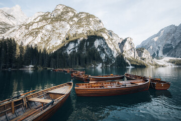 Obraz premium Holzboote am Pragser Wildsee in Südtirol.