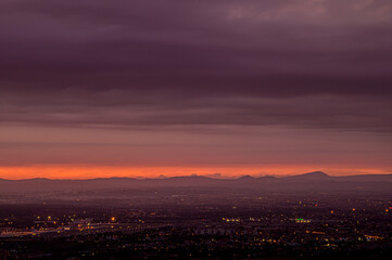 Panorama notturno con tramonto e cielo coperto - Roma