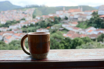 Xícara de café feita de pedra sabão em uma janela na cidade de Ouro Preto - Minas Gerais. 