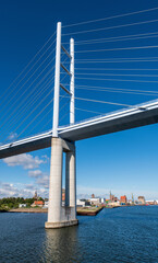Fototapeta premium Rügenbrücke zwischen Stralsund und der Insel Rügen. Deutschland